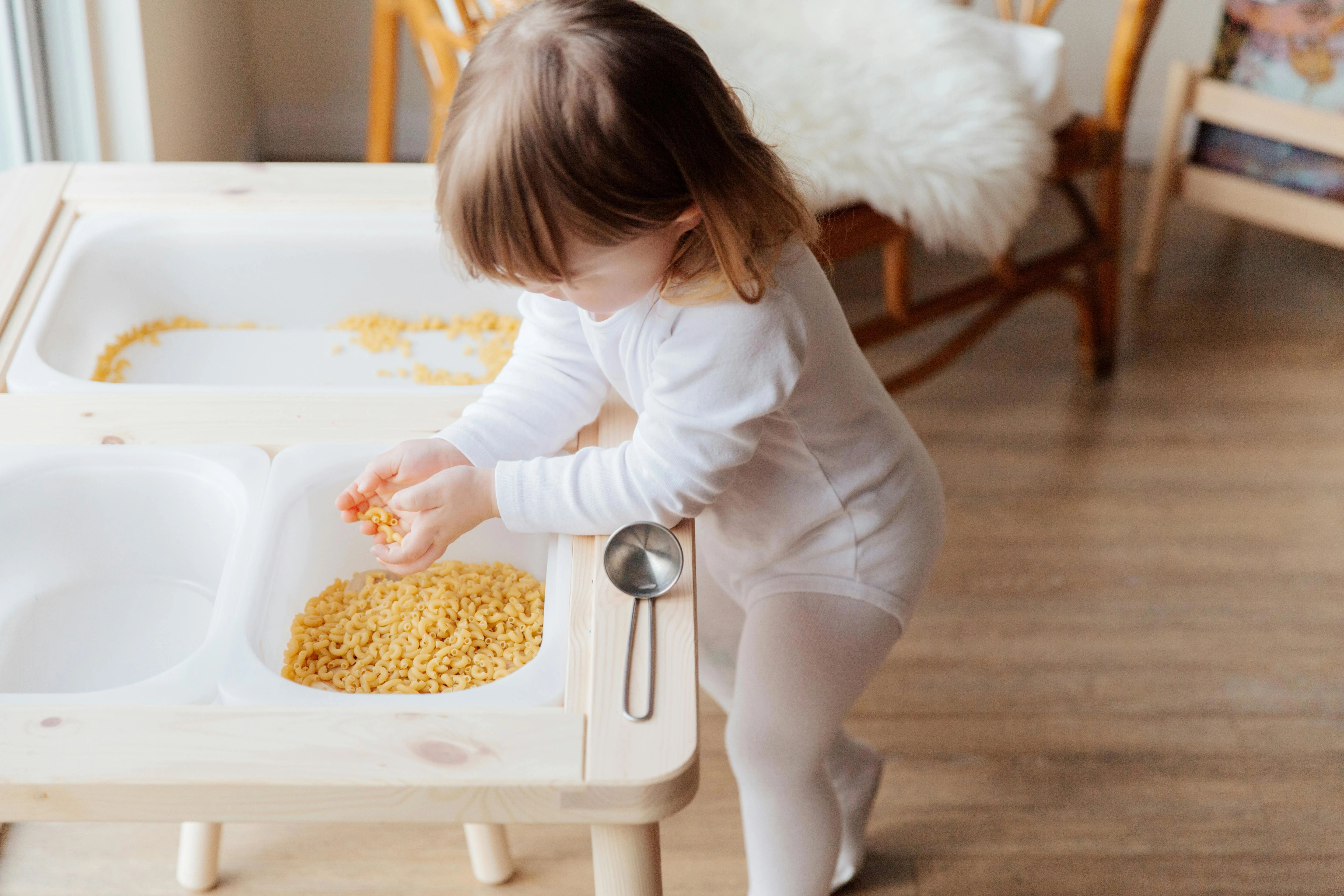 Dieťa používa Montessori pomôcku